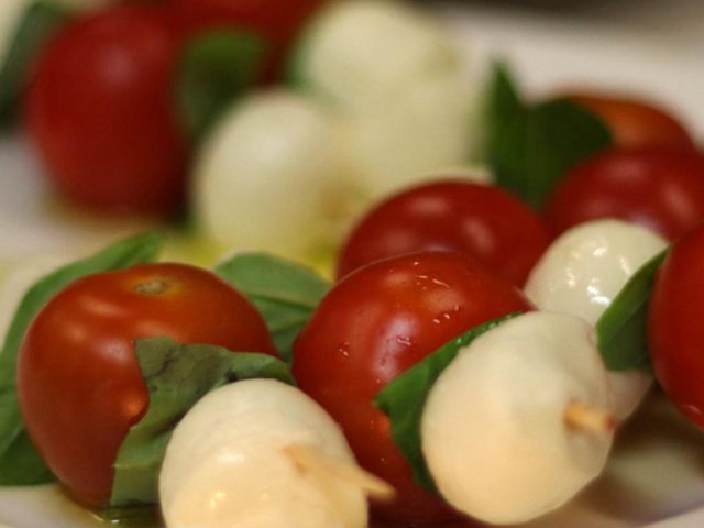 Enteros o cortados en mitades, los tomatitos son la vedette de la brochette.