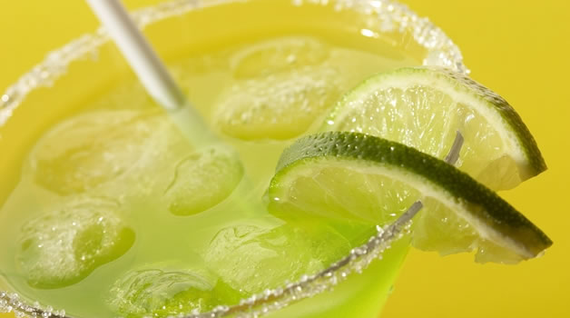 Abundante hielo y una rodaja de  limón en el borde de la copa serán un combinado perfecto.