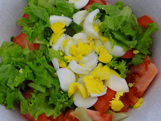 Una buena compañera del asado del domingo: la típica ensalada de lechuga, tomate y huevo duro.