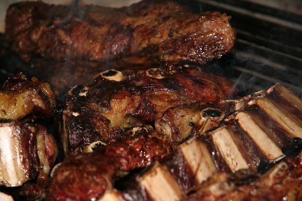 Extender las brasas debajo de la carne garantiza una cocción pareja.