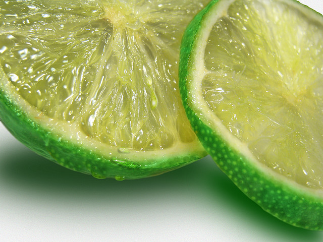 El limón con la sal y el tequila tiene efectos afrodisíacos.