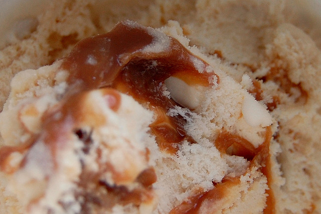 El helado combina en forma exquisita con el dulce de leche en su textura original o en salsa.