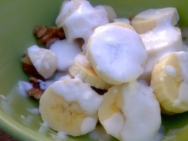 Una variante muy utilizada de los frutos secos es en los postres, en este caso plátanos, frutos secos y leche de coco.