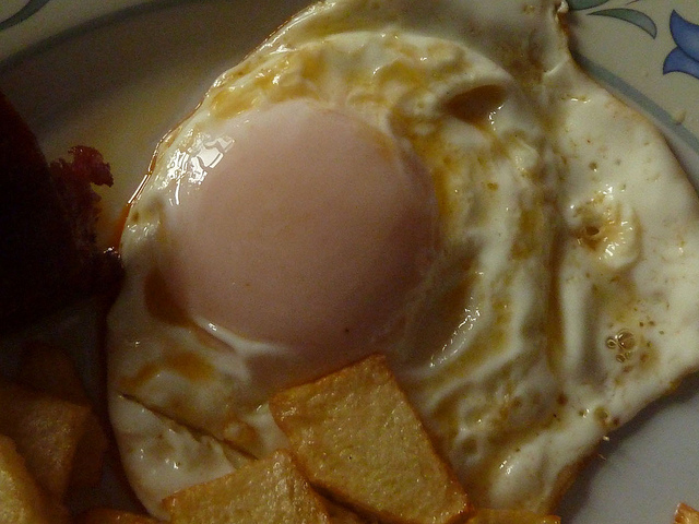Otro detalle del huevo frito perfecto es que la yema se mantiene casi líquida y los bordes de la clara comienzan a estar un poco quemados o crujientes como si fuesen puntillas.