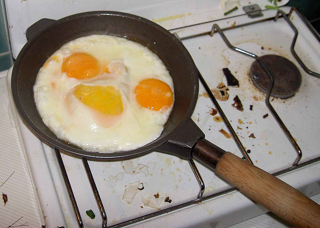 Un consejo para retirarlos perfectos de la sartén es esperar a que la clara (parte blanca del huevo) se acomode bien y los bordes del huevo se cocinen.