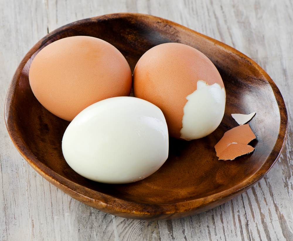 Para pelar los huevos con facilidad hay que cocinarlos con sal en el agua para que las proteínas se coagulen y endurezcan.