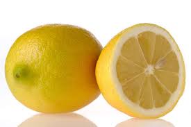 El vinagre y el limon son caballitos de batalla que quitan la mayoría de las manchas.