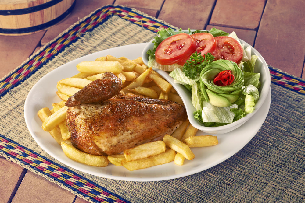 Trozado o entero, el pollo en su presentación tradicional puede servirse con papas fritas y cualquiera de las variedades de ensalada.