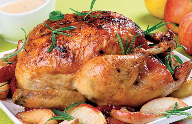 El pollo es delicioso, si te gustan los sabores agridulces, acompañado por rodajas de manzanas.