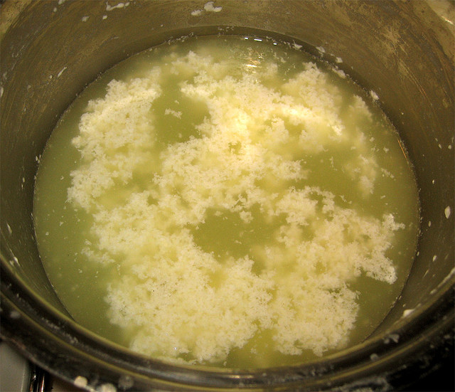 Al cortarse la leche con el limón, baja el suero y sube a la superficie la ricotta.