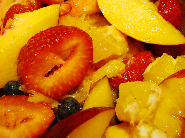 Las frutas deben estar bien maduras y bien frías para preparar una buena sangría.