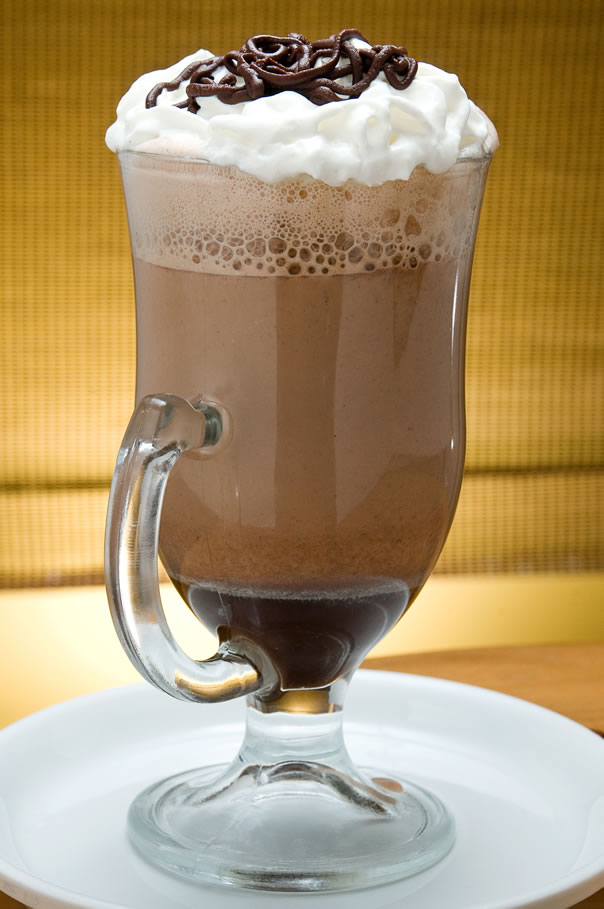 Decorar tu frapuccino con cacao en polvo, merengue o lo que desees crear en su mejor versión.