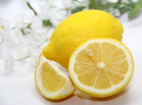 El limón es un buen antiséptico y muy rico en vitaminas C.
