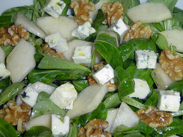 El verde de la rúcula, el blanco de la pera y el azul del queso le dan un colorido muy tentador a esta ensalada de verano.