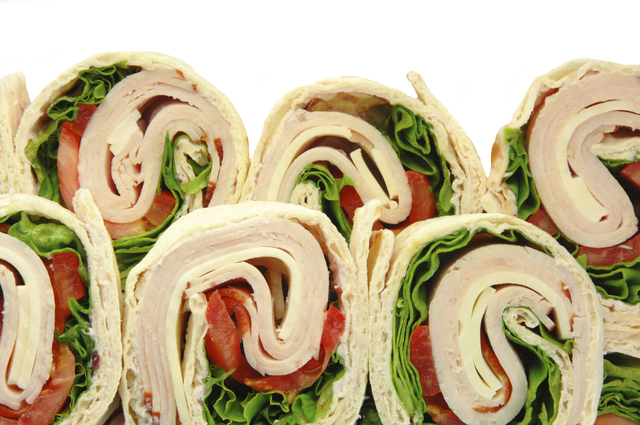 El wrap es una comida en forma de sandwich arrollado.